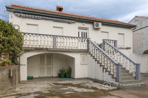 Primorska kuća sa tri apartmana