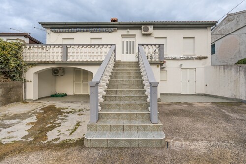 Primorska kuća sa tri apartmana