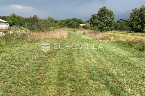 Istra, Svetvinčenat - građevinsko zemljište 1115 m2 s građevinskom dozvol...