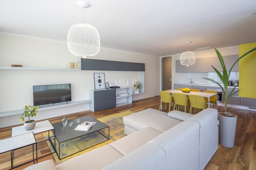 Opatija, trosoban stan, 120m2 sa dva garažna mjesta i okućni
