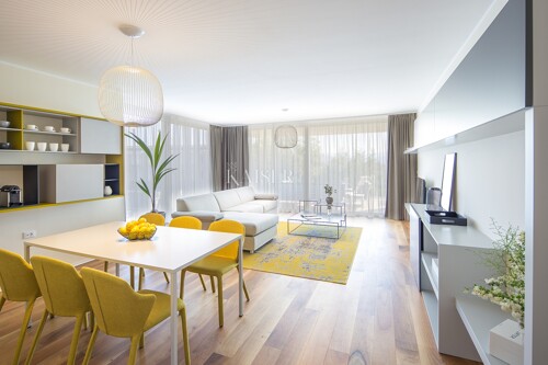 Opatija, trosoban stan, 120m2 sa dva garažna mjesta i okućni