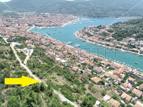 Atraktivno građevinsko zemljište u Vela Luci s pogledom na uvalu