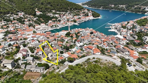 Građevinsko zemljište u Pučišćima na Braču, blizu centra i s pogledom n...