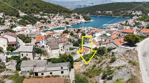 Građevinsko zemljište u Pučišćima na Braču, blizu centra i s pogledom n...