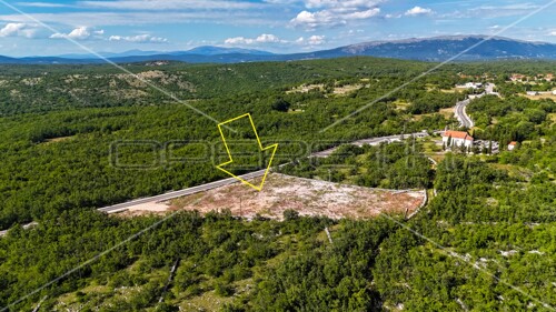 Atraktivna građevinska parcela uz glavnu prometnicu, Lovreć, 5499m2