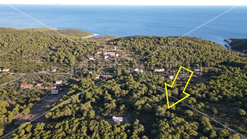 Zemljište 4.105 m2, pravilan oblik i otovoren pogled na more, otok Vis
