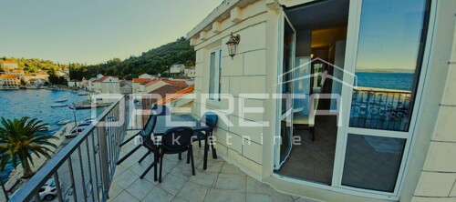 Stan s 2 sobe i terasom, 7 m do mora, pogled na more, Račišće, Korčula