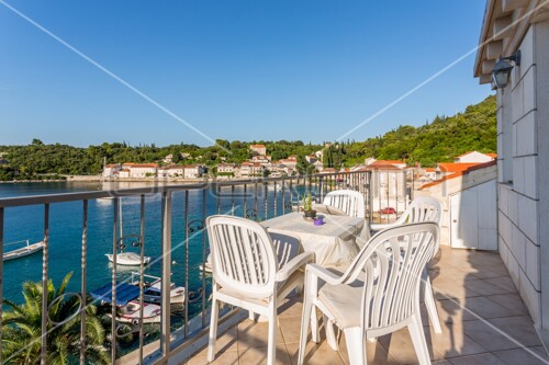 Stan s 2 sobe i terasom, 7 m do mora, pogled na more, Račišće, Korčula