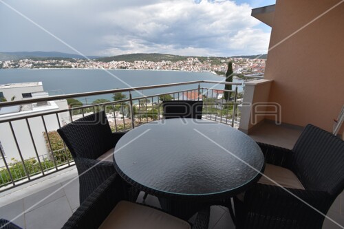 Stan s pogledom na more 55m2, lođa 10m2, Okrug Gornji, Čiovo