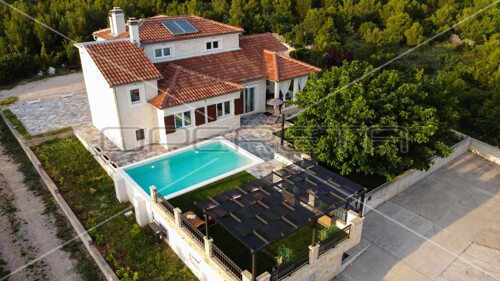 Luksuzna villa prvoklasne izgradnje, 283 m2, Dubrava kraj Šibenika