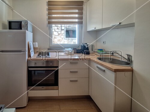 Renovirana kuća s 3 apartmana- Tribunj centar