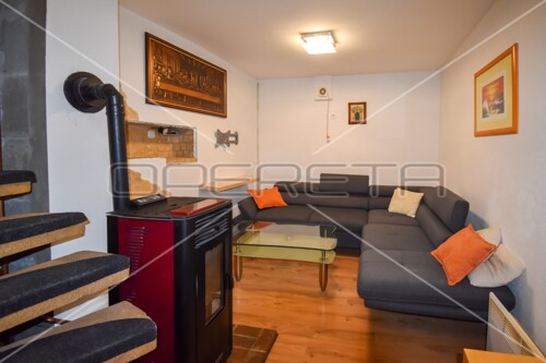 Kuća u nizu u staroj jezgri, Kaštel Lukšić, 90 m2