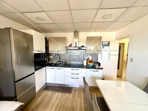 Dvosobni renovirani stan s pogledom na more u Šibeniku, Križ, 50 m2