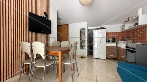 Stan u srcu Novalje s pogledom na more i otoke, 56,89 m2