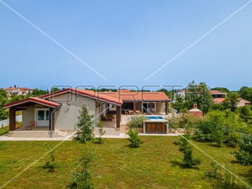 Istra, Svetvinčenat, šarmantna prizemnica sa dodatnim apartmanom i prostran...