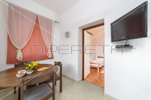 Kuća prvi red do mora sa 6 apartmana, Betina