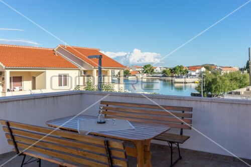 Kuća prvi red do mora sa 6 apartmana, Betina