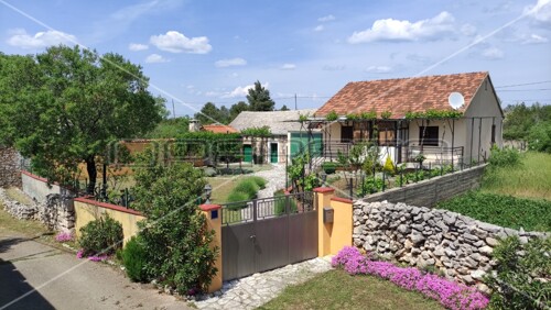 Kuća s predivnim dvorištem u Lozovcu, 789 m2