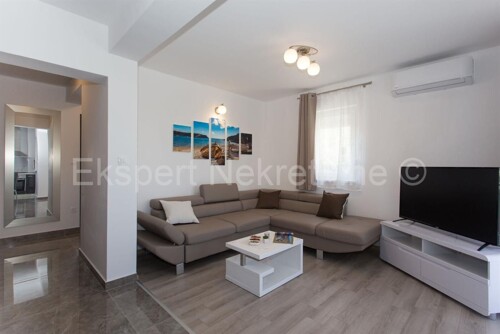Seget Vranjica,apartmanska kuća 258m2 sa 2 apart. i bazenom,na 3 etaže