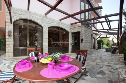 STOBREČ-KUĆA S RAZVIJENIM TURIZMOM (APARTMANI+STAN)-PRODAJA