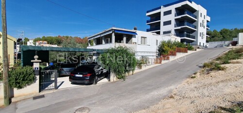 Čiovo,Okrug G.poviše plaže,samostojeća kuća 248m2,sa 2 apartmana,,komin