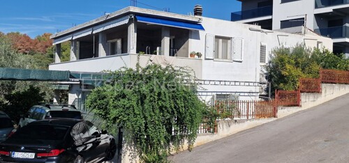 Čiovo,Okrug G.poviše plaže,samostojeća kuća 248m2,sa 2 apartmana,,komin