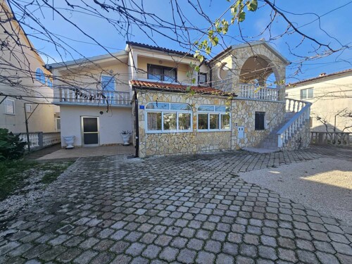 Samostojeća apartmanska kuća sa građevinskim zemljištem-PREZIDA