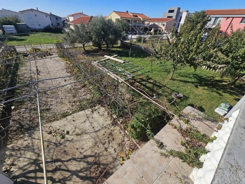 Samostojeća apartmanska kuća sa građevinskim zemljištem-PREZIDA