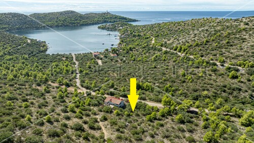 Skrivena Luka na Lastovu: Idealno Zemljište za Vašu Kuću iz Snova