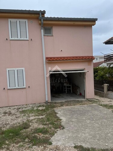 Kuća sa 3 apartmana i garažom- Zukve