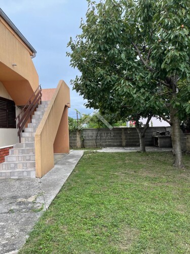 Kuća sa 3 apartmana i garažom- Zukve