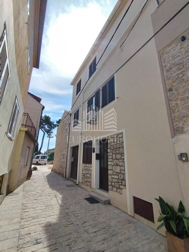 Biograd na moru, na prodaju simpatična peterosobna kuća od 1