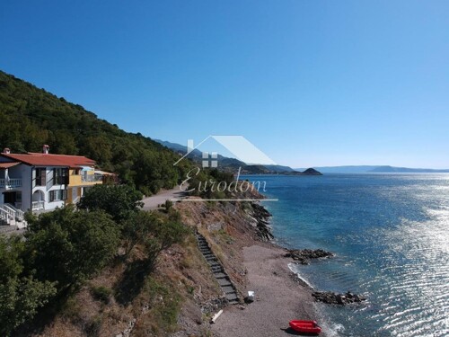 Prodaje se Kuća s 4 Apartmana - Prvi Red do Mora u Svetom Jurju