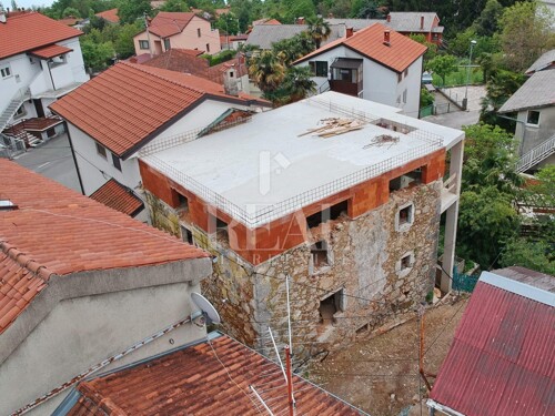 SAMO KOD NAS, Rekonstrukcija starine sa dva stana i konobom