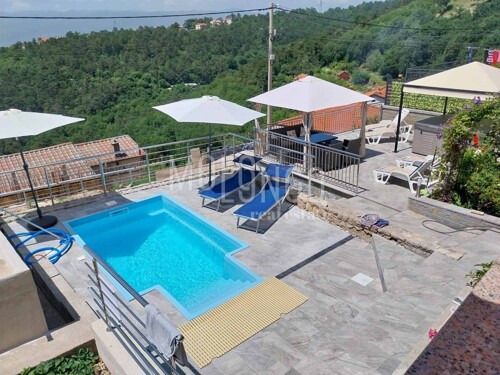PULAC, kuća s 3 stana, bazenom i pogledom na more
