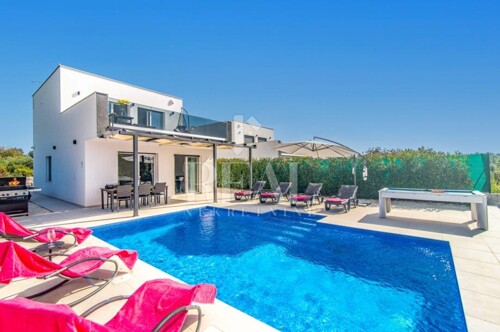 Moderna villa 130m2,okružena zelenilom,OKOLICA SAVIČENTE!