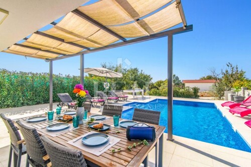 Moderna villa 130m2,okružena zelenilom,OKOLICA SAVIČENTE!