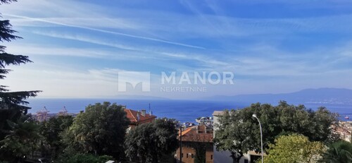 RIJEKA, BULEVARD - Kuća s tri stana, garažom i panoramskim p