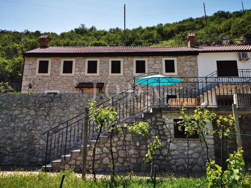 Bribir, dvije povezane kuće s prostranom okućnicom