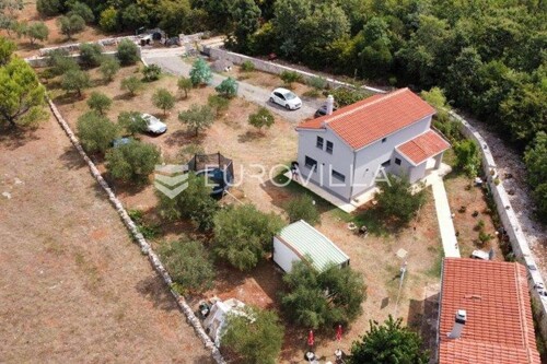 Istra, Peroj - Samostojeća kuća s pomoćnim objektom u srcu prirode