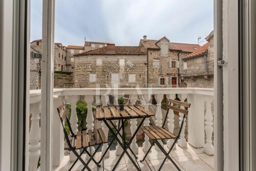 Izvrsna prilika, kuća sa 4 apartmana na rivi u Milini na oto
