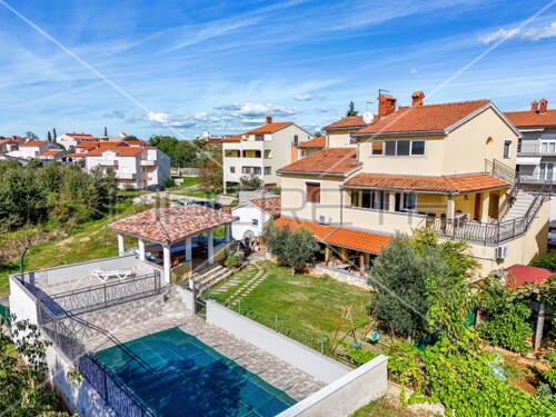 Apartmanska kuća u Puli s 5 apartmana, garažom i bazenom!