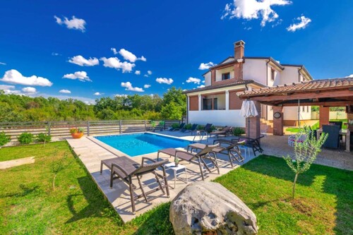 Kuća s bazenom 5 km od Poreča, 290 m2, prodaja