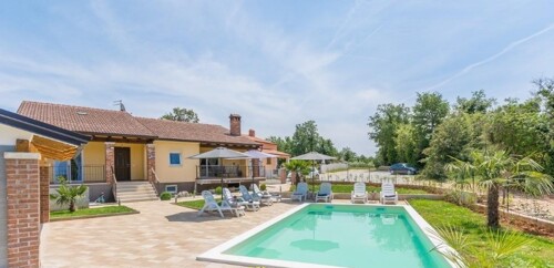 Kuća sa 2 stana i bazenom, 6 km od Poreča, 250 m2