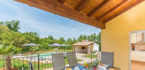 Kuća sa 2 stana i bazenom, 6 km od Poreča, 250 m2