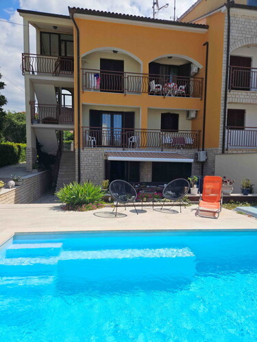 Kuća sa bazenom u Poreču, 4 stana, 800 m od mora, prodaja