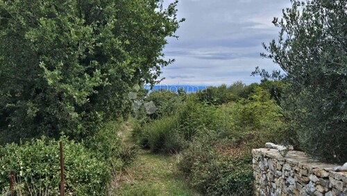 Kombinirano zemljište u Malim Vareškima – 1051 m² građevinsk