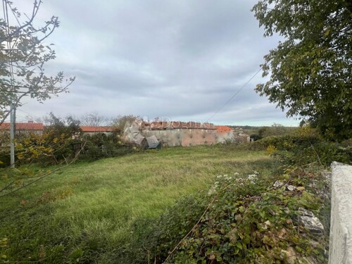 GRAĐEVINSKO ZEMLJIŠTE SA GRAĐEVINSKOM DOZVOLOM