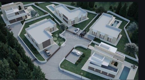 SREDIŠNJA ISTRA! GRAĐEVINSKO ZEMLJIŠTE SA PROJEKTOM ZA 5 KUĆ
