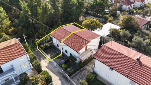 Kuća sa tri apartmana u centru, Starigrad Paklenica, PRILIKA